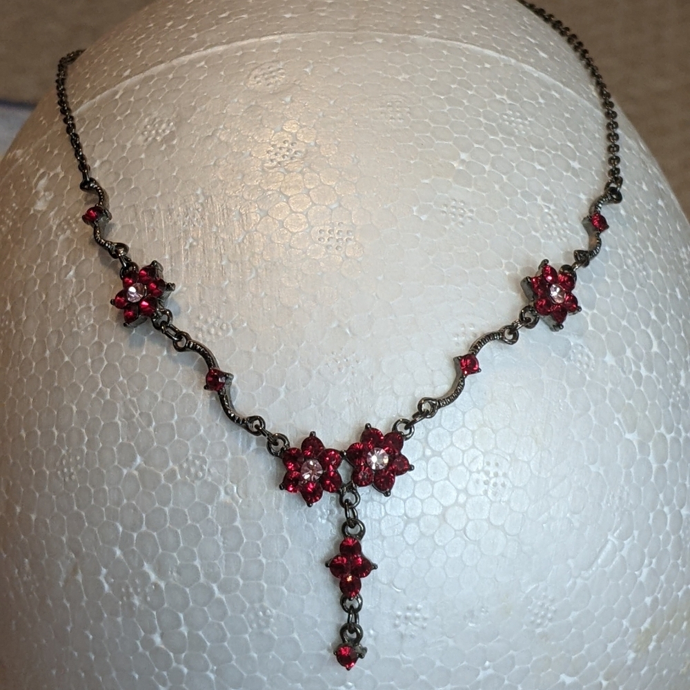 Pretty vintage style drop necklace with red crystals
